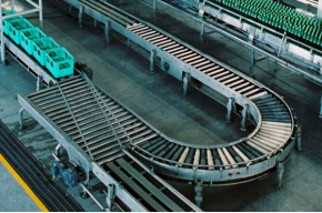 Plastic case conveyor (roller conveyor, SS tabletop chain conveyor, and belt conveyor)
