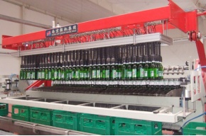 Four-linkage plastic case unpacker