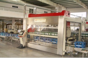 Translational plastic case unpacker